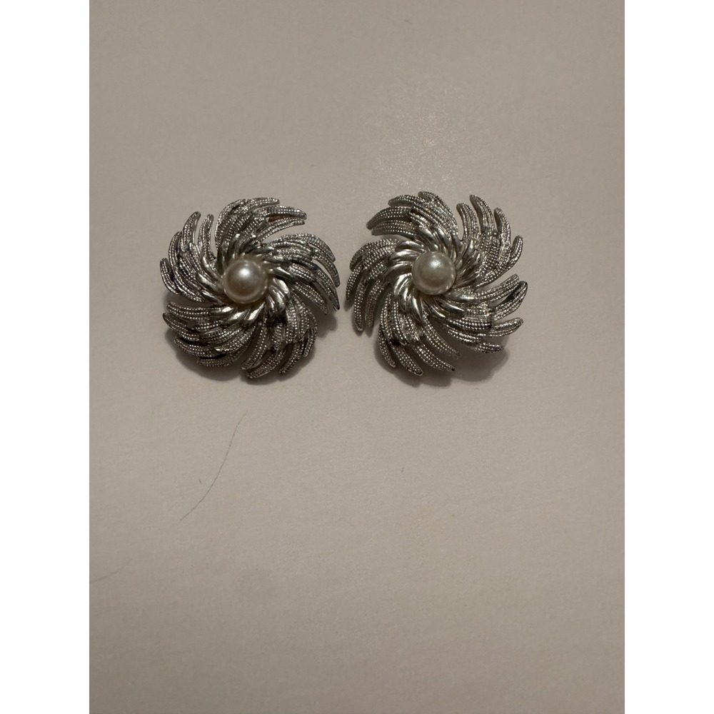 Sarah Coventry Vintage Silver Tone Pearl Sunburst Clip On Earrings Signed